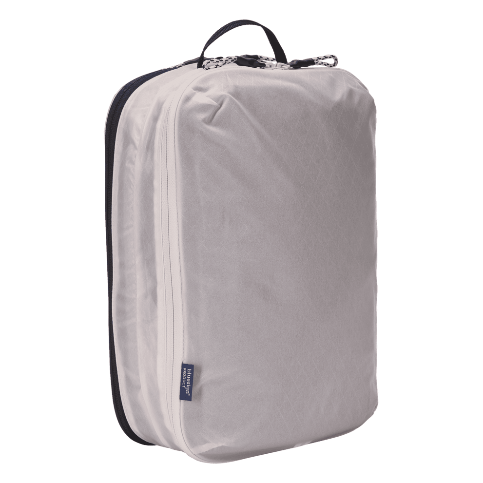 Thule clean dirty packing cube white unzipped, showing the TPU divider