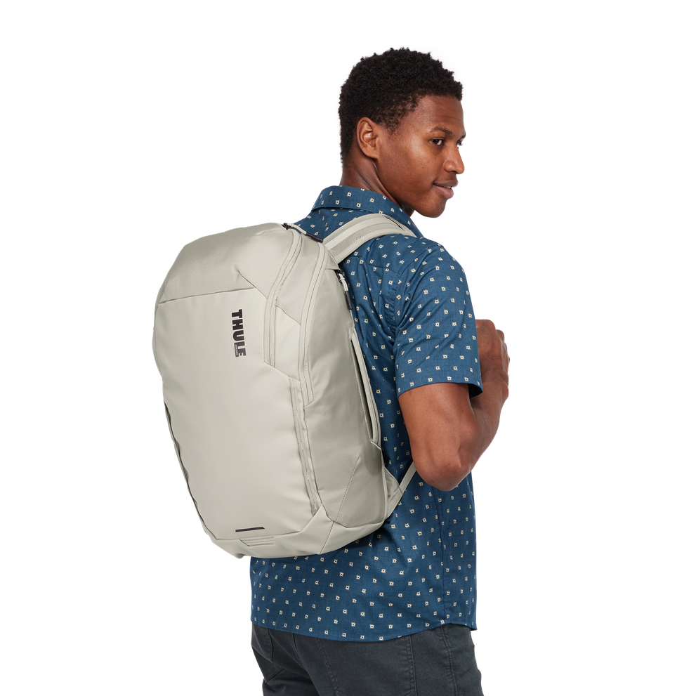 Thule Chasm laptop backpack 26L in Soft Sand, interior organisation panel with mesh and slip pockets