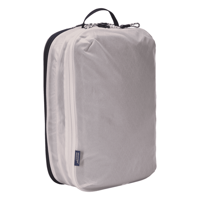 Thule clean dirty packing cube white unzipped, showing the TPU divider