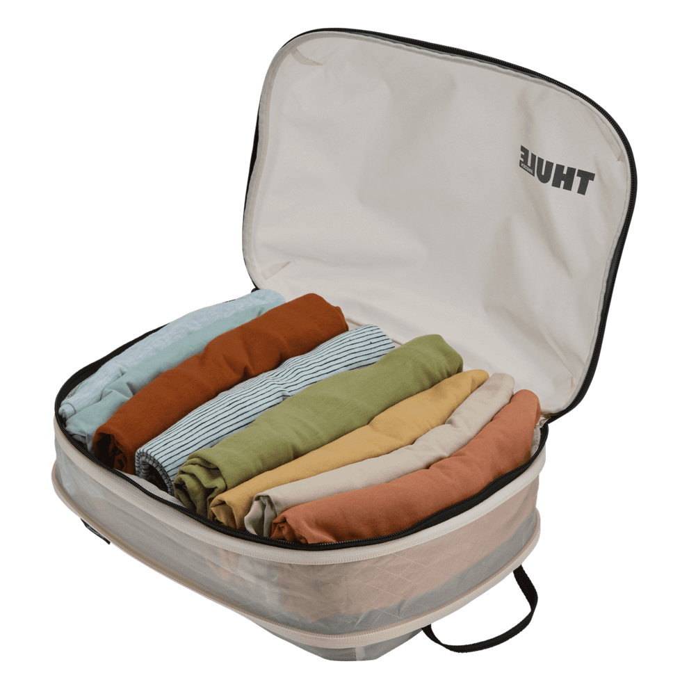 Thule compression packing cube medium in white, close-up of the YKK compression zip