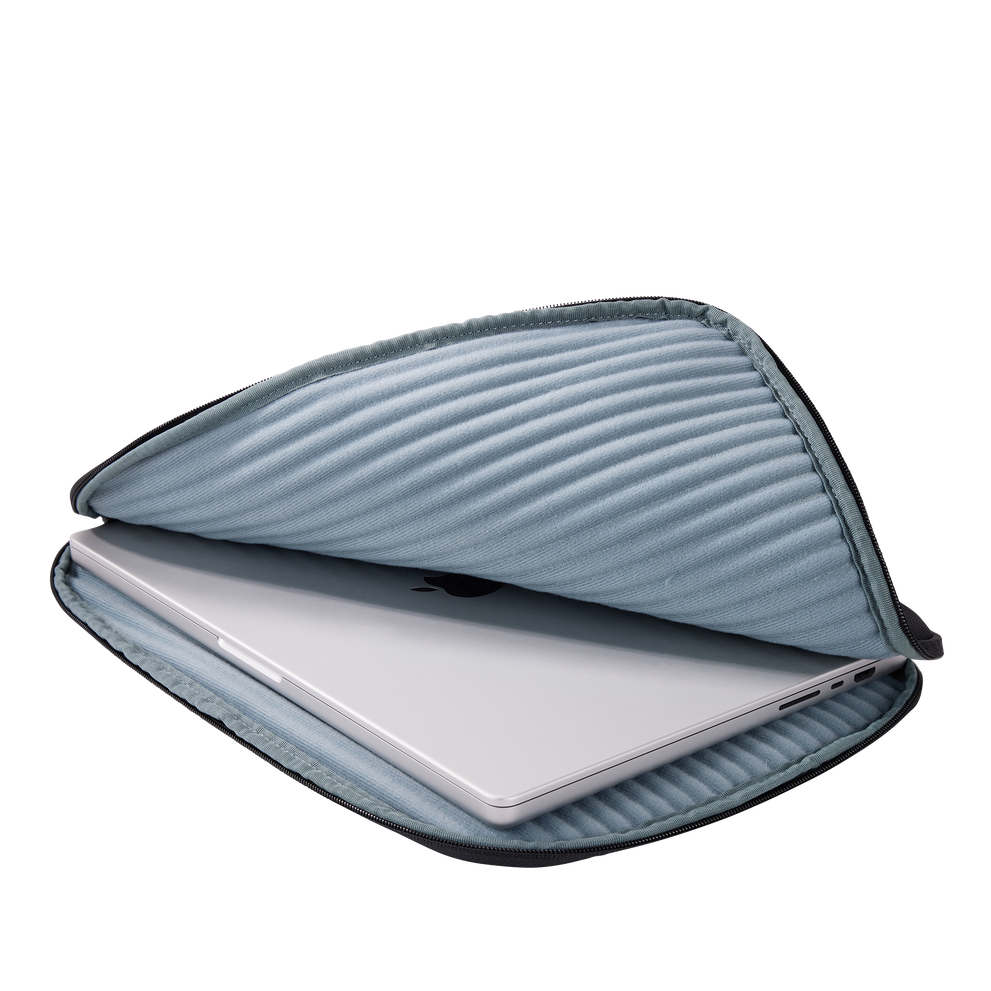 Thule Subterra 2 16in MacBook sleeve in black, detail of the side-to-top YKK zip