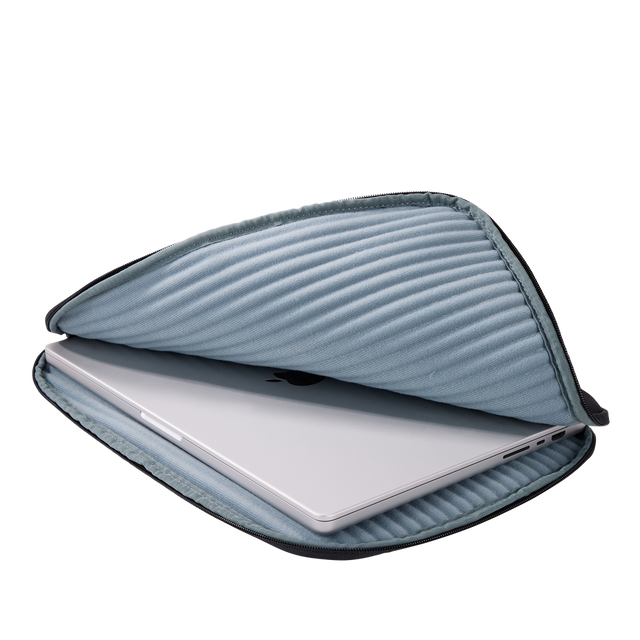 Thule Subterra 2 16in MacBook sleeve in black, detail of the side-to-top YKK zip