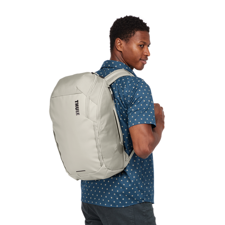 Thule Chasm laptop backpack 26L in Soft Sand, interior organisation panel with mesh and slip pockets