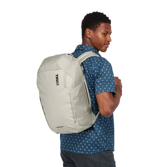 Thule Chasm laptop backpack 26L in Soft Sand, interior organisation panel with mesh and slip pockets