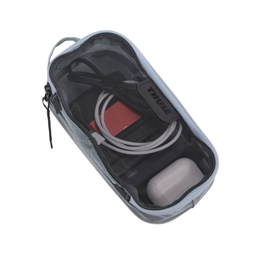 Thule packing cube x-small in Pond Gray, close-up of the YKK zipper pull