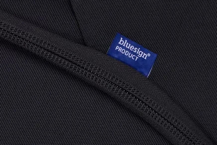Close-up of the bluesign label on Thule Subterra 2 fabric